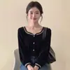 Top de Veludo Preto de Alta Qualidade Estilo Francês com Gola U e Mangas Bufantes Contrastantes para Mulheres, Inverno 2026, Design Único e Deslumbrante