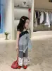 Roupas Infantis Estilo Coreano 26 Verão Doce Vestido de Alça com Patchwork de Renda Floral para Meninas Calça Jeans Patchwork Estilosa para Meninas