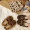 Lindas Pantuflas de Felpa con Estampado de Leopardo de Dibujos Animados para Mujer 2026 Otoño Nueva Llegada Puntera Cerrada Antideslizantes Cálidas Usables Pantuflas de Algodón Perezosas