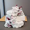 Zapatos de papá para niñas, nuevos modelos de primavera y otoño, zapatillas deportivas de malla transpirable para niños, zapatos casuales para niños de suela blanda antideslizantes, zapatillas blancas