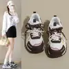Zapatillas deportivas de malla, zapatillas de papá de suela gruesa para mujer, nuevas versátiles transpirables de moda 2026 casual para aumentar la altura para correr en beige-marrón