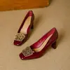 Sapatos de salto alto com um toque sofisticado, novos modelos de estilo francês para primavera e outono, com fivelas metálicas de strass, bico quadrado, couro envernizado, corte baixo, salto grosso, sapatos femininos
