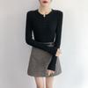 Suéter corto ajustado con botones y cuello redondo para otoño e invierno, camisa de punto con base de clavícula con fugas