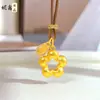 Loja de Ouro Mesmo Estilo Pingente Pequeno Flor de Ouro Vazada para Mulheres DIY Cravejado de Diamantes Corda de Cera da Sorte Pingente de Joia para Corrente de Suéter