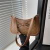 Bolso de diseño de nicho francés para mujer, nuevo otoño/invierno 2025, textura de alta gama, estilo Hong Kong, retro, combinable, de un solo hombro, bolso bajo el brazo.