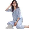 Pijama casual popular de corte solto com cinco mangas para mulheres, adequado para usar fora de casa, roupa de casa fina de verão com bojos e botões frontais