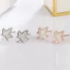 Agita el sonido de los nuevos pendientes de arce blanco para mujer estilo ins viento frío estilo coreano temperamento aretes pequeños para orejas joyería para el oído venta al por mayor