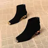 Botas Curtas de Camurça Anti-Chute para Mulheres 2025 Outono Novo Estilo Salto Grosso Bico Quadrado de Metal Salto Médio Elásticas Slim Botas para Mulheres