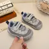 Zapatos casuales de suela blanda, antideslizantes, para caminar todos los días, para niños, nueva colección primavera/otoño 2026, zapatillas deportivas transpirables y cómodas para bebés, estilo moderno