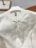 Novo Top de Cetim de Alto Padrão Estilo Chinês com Design de Botão Aprimorado para Primavera e Outono, Nova Camisa Básica Bordada de Alta Qualidade com Estilo Chinês Tradicional A10295