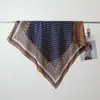 Lenço de Seda Imitação Veludo para Mulheres, Estilo Retro Novo, Estampa Patchwork, Rejuvenescedor, Dupla Face, Cor Diferente, Lenço Quadrado Grande, Toalha de Praia para Viagem, Proteção Solar