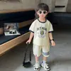 Traje de Manga Curta para Meninos Verão 2026 Novo Estilo Moda Infantil Esportiva Shorts de Verão Conjunto de Duas Peças