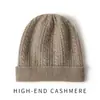Cachemira Otoño/Invierno 2026 Nuevo de Alta Gama para Mujer Color Sólido Tejido Cálido Moda Tejido de Cable Hueco Borde Enrollado Sombrero Casual