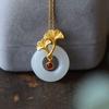 Colgante de Hoja de Hetian y Clavel Incrustado en Plata S925 Cadena para Clavícula Chapada en Oro Retro Joyería de Plata para Madre