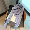 Bufanda de Seda Versátil de Color Sólido, Moda Retro de Gama Alta, Bufanda Plegada Estilo Coreano con un Ambiente Elegante, Bufanda Triangular Decorativa para Abrigo