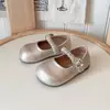 Sapatos pequenos de couro ins franceses 2026 Nova Coleção Primavera e Outono Versão Coreana Sapatos de Princesa com Strass para Meninas Sola Macia Sapatos Individuais para Combinar com Saias
