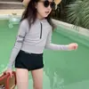 Maiô Esportivo Infantil Duas Peças para Meninas com Color Blocking, Mangas Longas, Meio Zíper, Shorts de Cintura Alta, com Proteção Solar, que Cobre a Barriga