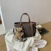 2026 Otoño Temprano Nuevo Artículo Bolsita Cuadrada Pequeña con Personalidad Elegante Bolso de Hombro de Gran Capacidad para Mujer Bolso de Mano de Color Sólido de Alto Valor