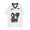 Camiseta com Estampa Hello Kitty Estilo Esportivo Retro Americano Decote V Manga Curta para Homens e Mulheres, Novo Estilo de Verão Solta e Versátil
