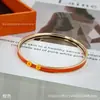 Pulseira de esmalte com letras ultrafinas para mulheres, banhada a ouro V 18K, pulseira de esmalte redonda fechada com um toque de luxo, pulseira de letras