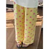 Novas calças de pijama para primavera e verão, com estampa de estrelas azuis, corte solto, tecido fino, estilo casual, e podem ser usadas como roupa de ficar em casa ou para passeios tranquilos.