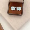 Brincos Flor de Diamante Quadrado para Mulheres, Estilo Francês Luxo Leve Brincos de Alta Qualidade, Novo Estilo Quente 2026, Joia de Orelha Pétala Única e Bonita