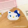 Muñeco de Dibujos Animados Gato Kt Accesorios de Felpa Ropa para Niños Zapatos Calcetines Accesorios de Broche Decoración de Bolsos Materiales Venta al por Mayor