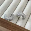 Anillo en C Incrustado de Diamantes Nuevo Estilo Otoño e Invierno Lujo Accesible Fragancia Pequeña Brillante de Alta Gama Moda Exquisitos Versátiles Pendientes Pendientes para Mujer