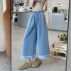 Foto Real de Calça Jeans Wide-Leg Lisa com Bainha Enrolada para Mulheres, Tamanho Petite, Caimento Solto, Comprimento Cropped, Bainha Desfiada, Calça que Cobre o Quadril, Estilo College Feminino