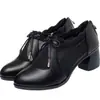 Estilo Novo de Verão 2026 Couro Macio Solado Macio Salto Médio Salto Bloco Antiderrapante Malha Antiderrapante Elegante Sapatos de Salto Alto para Mães de Meia-Idade