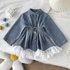 2026 Chaqueta de Mezclilla para Niñas Primavera y Otoño Vestido de Mezclilla con Parches de Encaje Top Elegante de Manga Larga Ceñido a la Cintura para Niños