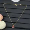 Collar de Lujo de Alta Gama Europeo y Americano Transfronterizo con Exquisito Diseño de Abanico de Nácar Blanco con Forma de Falda para Mujer, Collar Versátil de Lujo Ligero al por Mayor