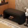 Se puede colocar un banco en la entrada del vestíbulo, sirviendo como banco para cambiarse los zapatos, un banco largo, un banco al pie de la cama, o un banco acolchado suave para el vestidor o el probador, proporcionando un lugar para descansar.