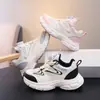 Zapatos Deportivos para Niñas 2026 Modelo Nuevo Primavera y Otoño Malla Transpirable Zapatos tipo Papá para Niños Suela Suave Hebilla Giratoria Zapatos para Correr Modernos