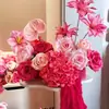 Decoração cascata floral para o novo quarto da noiva, criando uma atmosfera romântica para o noivado e o casamento.
