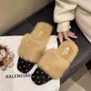 Chinelos de pelúcia estilo coreano 2026, aconchegantes e felpudos para o início do outono, apresentando um design retrô de bolinhas, um ajuste suave e confortável, e um estilo de meia-chinelo adequado para usar ao ar livre