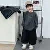 Conjunto de tres piezas de chaleco de cuero para niño 2312, Conjunto de camiseta interior y pantalón de chándal estilo coreano para niño, Novedad Primavera/Otoño 2026, Moderno