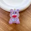 Llavero colgante de oso fresa de resina electrochapada perforada accesorio de dibujos animados llavero adorno DIY oso de juguete