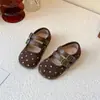 Sapatos de Couro Pequenos para Meninas Outono 2025 Novos Birkenstocks Sapatos Individuais Versáteis da Moda Sapatos de Bolinhas Sapatos para Crianças ao Ar Livre