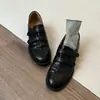 Mocassins femininos pretos estilo retrô britânico 2026 novos com salto grosso, fecho de velcro, design slip-on, versáteis para o trabalho, sapatos pequenos de couro