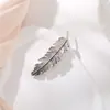 Estilo europeo y americano clip de resorte de aleación de metal con forma de pluma clip de pelo de moda retro clip para la parte posterior de la cabeza accesorios para el cabello de mujer clip de metal