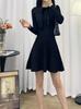 2026 Nuevo Estilo Vestido Negro Pequeño Elegante Estilo Francés, Moda Otoñal para Mujeres Petite, Vestido de Punto con Cuello de Lazo