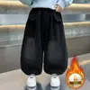 Calça de Pelúcia para Meninos Outono/Inverno 2026 Novo Estilo Roupa Infantil Calça Casual de Fleece Peça Única Jeans Estiloso para Menino