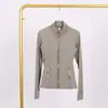 Jaqueta LULU DF com gola alta, zíperes duplos dourados e logo, em estoque para entrega imediata, adequada para esportes, fitness e moda