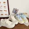 Zapatillas Blancas Transpirables de Malla con Suela Gruesa para Aumentar la Altura para Mujer, Nuevo Estilo Coreano Verano 2026 Lindos Dibujos Animados Casuales Zapatos Deportivos