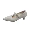 Piel suave no fatigante para los pies punta fina tacón grueso zapatos mujer 26 otoño versátil para ir al trabajo estilo retro correa única hueco Mary Jane tacones altos