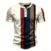 Camiseta Henley Masculina com Estampa Listrada Moda Gola Henley Botão Top Verão Solta Manga Curta para Uso Casual Diário
