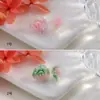Brincos de Stud Rosa com Glitter Degradê Trazes de Flor 3D Clipe de Orelha para Orelhas Não Perfuradas Uso Diário para Meninas Brinco Pequeno