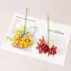 Decoración de hotel boutique: 4 orquídeas artificiales pequeñas y elegantes, flores de seda, flores artificiales y plantas verdes, creando un arreglo floral de lujo ligero, de pie y que no requiere mantenimiento.