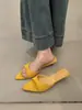 Sandálias de verão femininas da moda para uso ao ar livre, novo modelo 2026, sapatos deslumbrantes de salto alto com saltos finos e bico fino, peep-toe, sandálias de uma tira